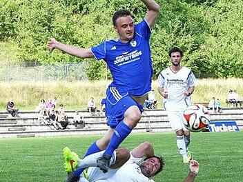 Nach diesem Foul von Sascha Korpilla am Metzdorfer Johannes Potzel, gab es Elfmeter, den Andre Haack zum 2:2 verwandelte. Foto: Monika Limmer