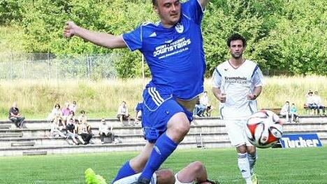 Nach diesem Foul von Sascha Korpilla am Metzdorfer Johannes Potzel, gab es Elfmeter, den Andre Haack zum 2:2 verwandelte. Foto: Monika Limmer