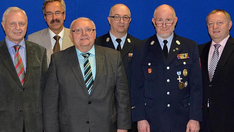 Landrat Thomas Bold zeichnete zwei Kreisbrandmeister mit staatlichen Ehrungen für langjährige Dienstzeit aus und beglückwünschte drei Alt-Bürgermeister zur Feuerwehr-Ehrenmedaille. Unser Bild zeigt (von links) Ludwig Neeb, Günter Kiesel, Siegfried Erhard sowie die KBM Ronald Geis und Christian Neugebauer mit Landrat Thomas Bold.