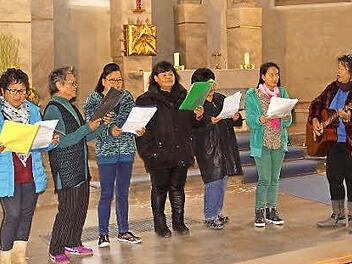 Probe für den Gottesdienst. Unser Bild zeigt (von links) Josephine Weber, Estar Wahler, Edna Nikolai, Anna Rohner, Elvira Greger, Rosalina Broda und Estrella Müller. Foto: Brigitta Kempe Wolf