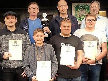 Die drei besten Mannschaften beim Jedermannschießen in Stockheim (von links): Erster Schützenmeister Michel Dyckerhoff, Ludwig Brauer, Jan Förtsch, Hans-Werner Suffa, Florian Neundorf, Udo Barnickel, Matthias Neubauer, Patrick Neubauer und Vorsitzender Frank Oberkofler. Bester Einzelschütze wurde Thomas Lipfert (rechts).  Foto: Gerd Fleischmann