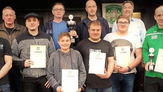 Die drei besten Mannschaften beim Jedermannschießen in Stockheim (von links): Erster Schützenmeister Michel Dyckerhoff, Ludwig Brauer, Jan Förtsch, Hans-Werner Suffa, Florian Neundorf, Udo Barnickel, Matthias Neubauer, Patrick Neubauer und Vorsitzender Frank Oberkofler. Bester Einzelschütze wurde Thomas Lipfert (rechts).  Foto: Gerd Fleischmann
