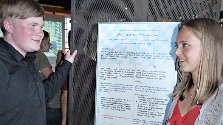 Moritz Schlafke und Julia Erben aus der 10f der Carl-von-Linde-Realschule sind sich einig: "Es ist eine gute Ausstellung geworden. Sie zeigt auch, dass wir eine starke Demokratie haben, die damals auch schon präsent war." Foto: Reißaus