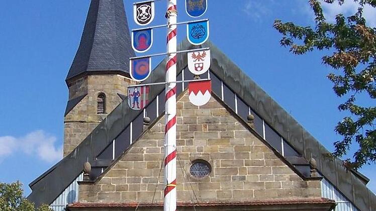 Der Kirchweihbaum steht.