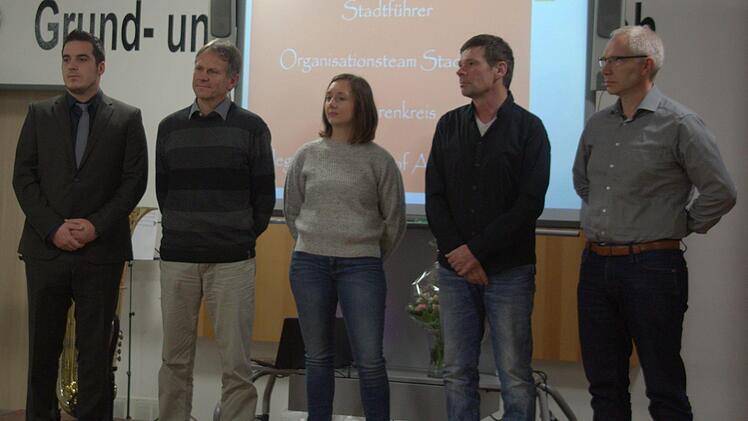 Dass der Altstadtlauf aus seinem Dornröschenschlaf geholt und wieder erfolgreich durchgeführt wurde, war dem Organisationsteam zu verdanken. Von rechts: Michael Butterhof, Michael Braunreuther, Stephanie Höllein, Gerhard Hoffmann und Maximilian Neeb. Es fehlten: Carolin Franz, Christian und Klaus Birke sowie Gerhard Bock. Foto: Bettina Knauth