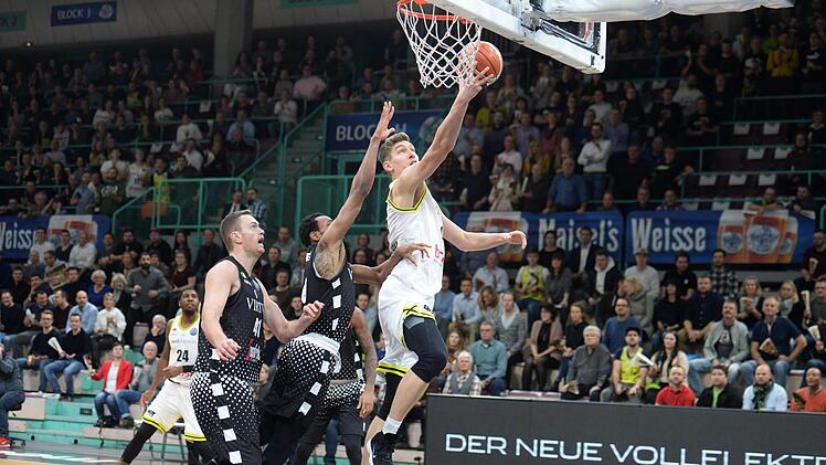 Center Andreas Seiferth war mit 14 Punkten zweitbester Korbschütze der Bayreuther. Hier ist er Amath M'Baye von Virtus Bologna entwischt.  Foto: Peter Mularczyk