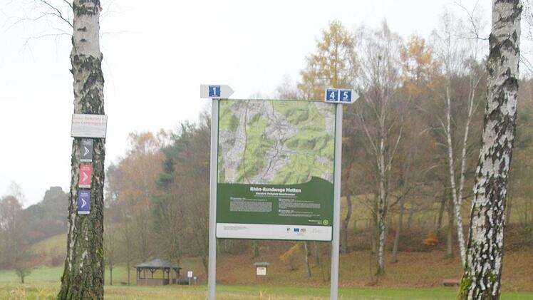 Der Zustand des Parkplatzes am Sauerbrunnen wurde moniert.  Bürgermeister Jochen Vogel will das Thema beim Verein Naturpark ansprechen.  Foto: Stephanie Elm