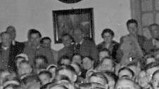 Gespannte Kinder schon in den ersten Jahren der Puppenbühne Herrnleben (etwa 1955). Foto: p