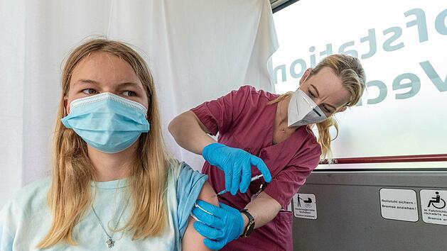 Die Politik erh&ouml;ht den Druck auf Jugendliche, sich impfen zu lassen.