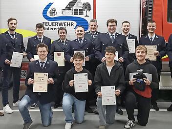 Das Foto zeigt von links (stehend): 1. Kommandant Dennis Frey, Bürgermeister Armin Warmuth, Jonny Heyne, Christoph Gerlach, Ehrenkommandant Marko Koch, Lorenz Böhle, Joachim Heilmann, Philipp May, 1. Vorstand Maurice Schneider, Marcel Swatosch, 2....