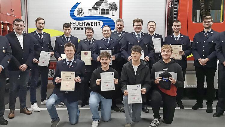 Das Foto zeigt von links (stehend): 1. Kommandant Dennis Frey, Bürgermeister Armin Warmuth, Jonny Heyne, Christoph Gerlach, Ehrenkommandant Marko Koch, Lorenz Böhle, Joachim Heilmann, Philipp May, 1. Vorstand Maurice Schneider, Marcel Swatosch, 2....