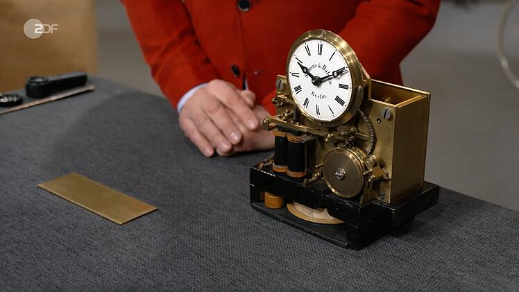 Eine Mutteruhr aus Messing von Siemens & Halske (Berlin) datierte Detlev K&uuml;mmel um 1900. Der Wunschpreis lag bei 200 bis 250 Euro. Der Experte sch&auml;tzte 500 bis 800 Euro, denn "solche Uhren gibt es nicht oft". Nach einigen Geboten zahlte Anaisio Guedes 440 Euro - denn "daf&uuml;r muss man erst mal einen K&auml;ufer finden".