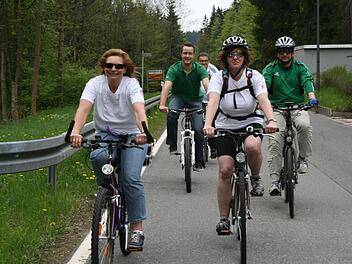Sie starteten mit dem Rad zur Arbeit: Im Bild vorne: Sabine Müller, Dagmar Stauch, hinten Personalleiter Ingbert Löffler und Uwe Zipfel. Foto: Veronika Schadeck
