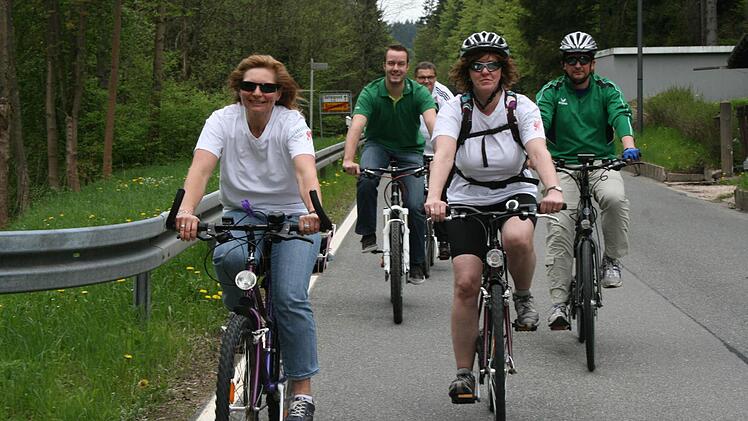 Sie starteten mit dem Rad zur Arbeit: Im Bild vorne: Sabine Müller, Dagmar Stauch, hinten Personalleiter Ingbert Löffler und Uwe Zipfel. Foto: Veronika Schadeck