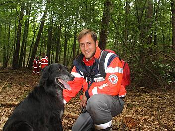 Der Effeltricher Sebastian Erner mit seinem Rettungshund Luna. Fotos: privat