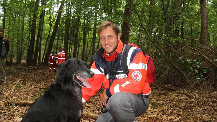 Der Effeltricher Sebastian Erner mit seinem Rettungshund Luna. Fotos: privat