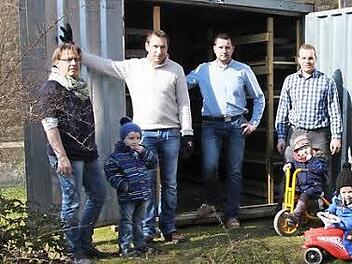Der Lagercontainer steht und kann genutzt werden: Darüber freuen sich (von links) KiGa-Leiterin Gabi Gessner, Ortsreferent Fabian Nöth, Frank Chwojka, Manuel Gessner sowie einige der Nutznießer des Kindergartens St. Josef.  Foto: Arnold Nöth