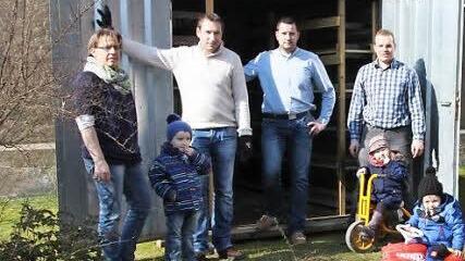 Der Lagercontainer steht und kann genutzt werden: Darüber freuen sich (von links) KiGa-Leiterin Gabi Gessner, Ortsreferent Fabian Nöth, Frank Chwojka, Manuel Gessner sowie einige der Nutznießer des Kindergartens St. Josef.  Foto: Arnold Nöth