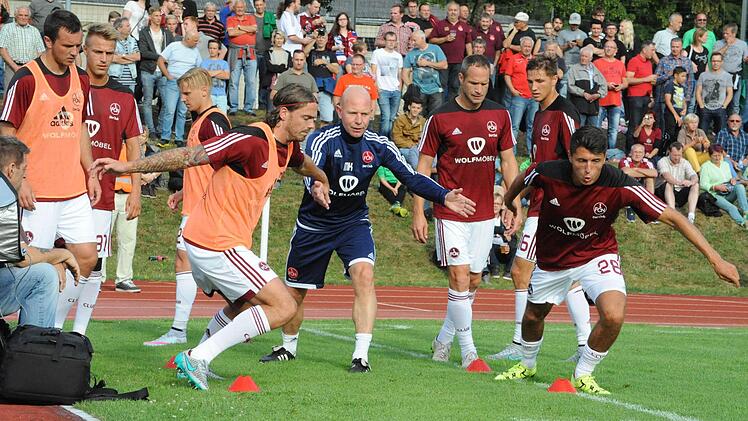 Impressionen vom Spiel des 1. FC Nürnberg (weiße Trikots) gegen die Würzburger Kickers (2:2). Foto: Hopf