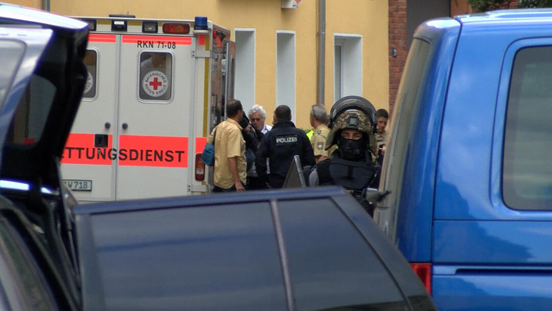 SEK Einsatz - Mann droht mit angeblicher Waffe