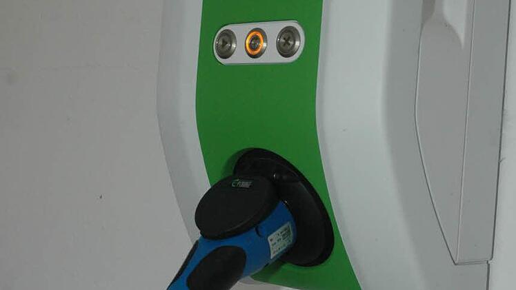 Keine Dämpfe, kein Geruch: Stromtankstelle daheim. Foto: Eckhard Heise