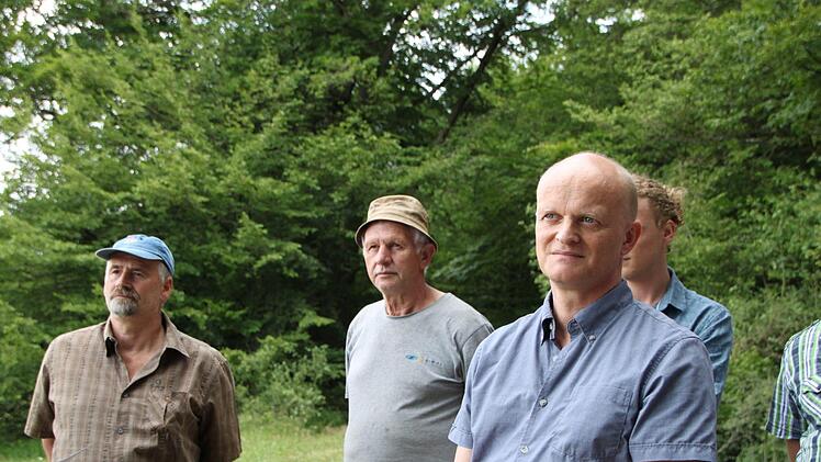 Auch Ralf Obst (rechts) war zum Abschluss des Projekts gekommen. Das Bayerische Landesamt für Denkmalpflege hatte die archäologische Untersuchung am Osterrain maßgeblich unterstützt. Foto: Ulrike Müller