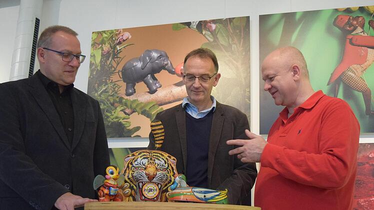 Sebastian Köpcke erklärt Museumsleiter Carsten Ritzau und Volker Weinhold, was es mit dem Tiger mit Zielscheibe und der Blechbiene auf sich hat.Daniela Pondelicek