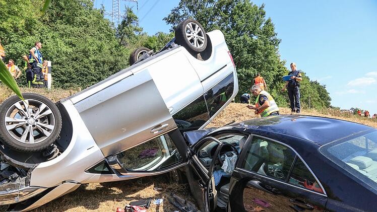 Bei einem Unfall auf der B470 im Kreis Forchheim wurden am Donnerstagmittag mehrere Menschen verletzt. Foto: NEWS5 / Merzbach