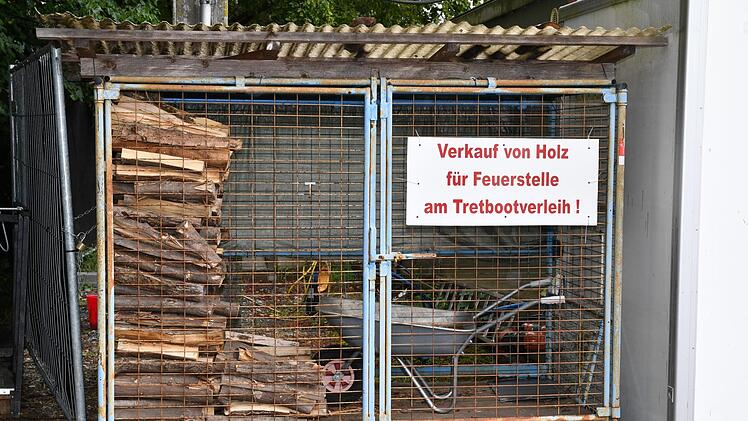 Am Rudufersee kann man sogar Feuerholz kaufen. Foto: Ronald Rinklef