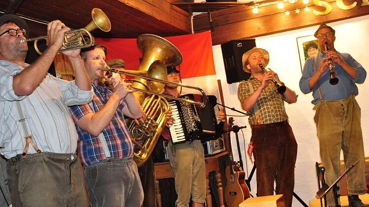 Die Überraschung des Abends: "Häisd'n'däisd vomm mee". Wie eine musikalische Dampfwalze zogen sie durch den alterhrwürdigen Tunnelsaal in Ibind. Simon Albrecht
