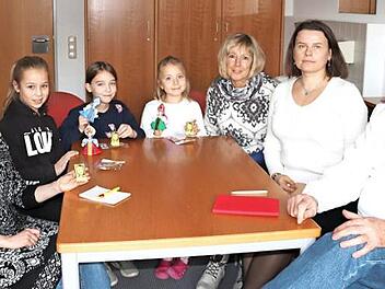 Elena Dildina, Julie, Eliana, Lorena, Rosi Wagner, Ljubov Riachovskaja und Klaus Strienz (v. l.) tauschten sich über das deutsche und das russische Schulsystem aus. Foto: Johanna Blum
