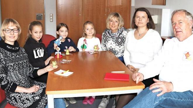 Elena Dildina, Julie, Eliana, Lorena, Rosi Wagner, Ljubov Riachovskaja und Klaus Strienz (v. l.) tauschten sich über das deutsche und das russische Schulsystem aus. Foto: Johanna Blum
