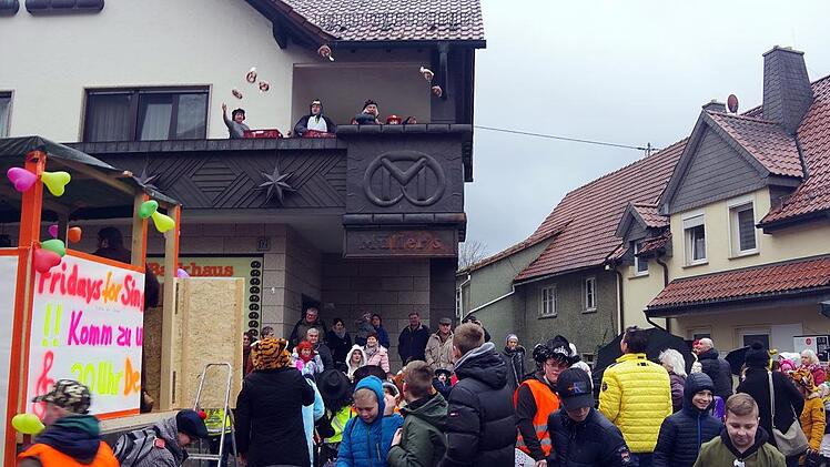 Die Brezeln flogen vom Balkon. Foto: Heike Schülein