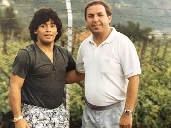 Werner Bosecker mit Diego Armando Maradona. Es war im Sommer 1989, als der Fußballstar zur Kur in Meran weilte.privat