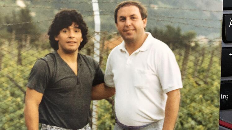 Werner Bosecker mit Diego Armando Maradona. Es war im Sommer 1989, als der Fußballstar zur Kur in Meran weilte.privat
