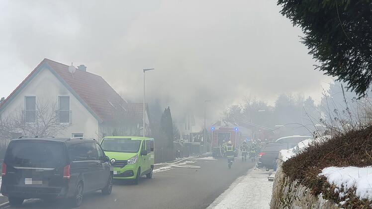 Dachstuhl steht in Flammen: Feuerwehr mit größerem Aufgebot vor Ort