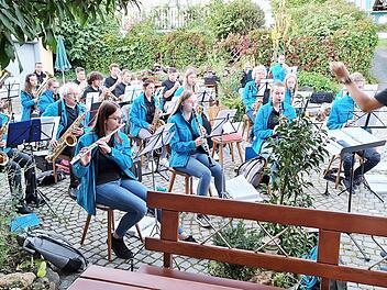 Die Eggolsheimer Musiker bei ihrem letzten Auftritt im Rahmen der Tour in Rettern.
