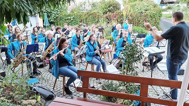 Die Eggolsheimer Musiker bei ihrem letzten Auftritt im Rahmen der Tour in Rettern.