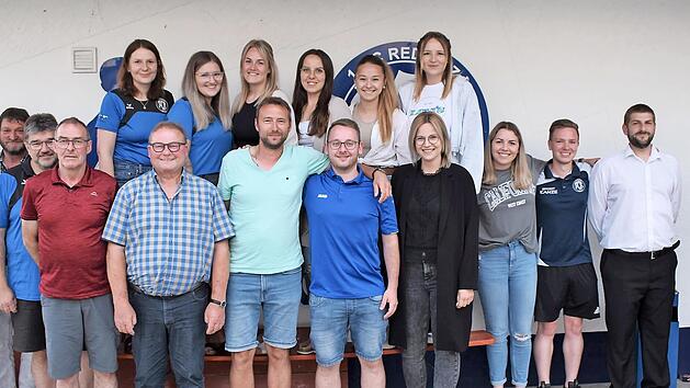 Die neue Vorstandschaft des 1. FC Redwitz mit Erstem Vorsitzenden Ralf Schubert und Zweitem Vorsitzenden Markus Husli (erste Reihe Dritter und Vierter von links)