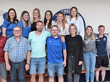 Die neue Vorstandschaft des 1. FC Redwitz mit Erstem Vorsitzenden Ralf Schubert und Zweitem Vorsitzenden Markus Husli (erste Reihe Dritter und Vierter von links)