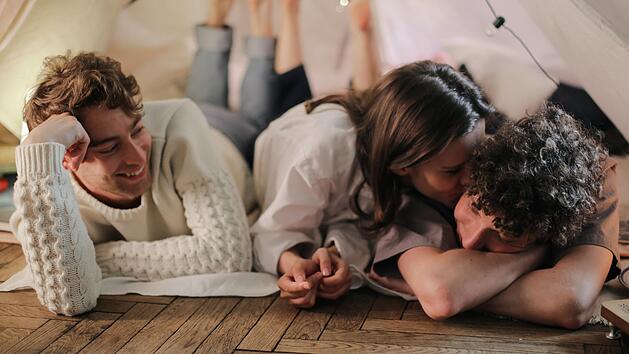 In der Liebe gibt es kein richtig oder falsch - wir verraten, wieso Polyamorie funktionieren kann.