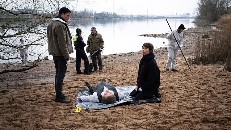 Die Leiche eines gut gepflegten älteren Mannes findet sich an einem der vielen Hamburger Wasserwege. Ermittlerin Elena Weber (Julia Koschitz) und ihr Kollege Jochen (Paul Boche, links) müssen erst mal herausfinden, wer der Tote war. Bald ergeben sich Verbindungen zu einem "Cold Case".