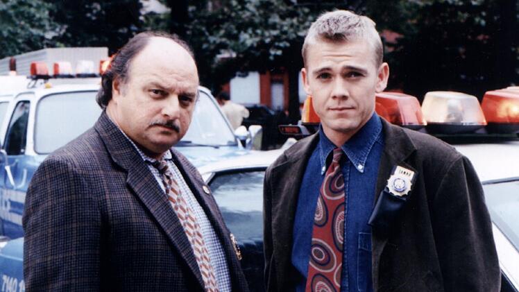 Seine gr&ouml;&szlig;te Serienrolle: Von 1998 bis 2001 war Ricky Schroder (rechts, mit Dennis Franz) Teil des Casts der Polizeiserie "NYPD Blue".