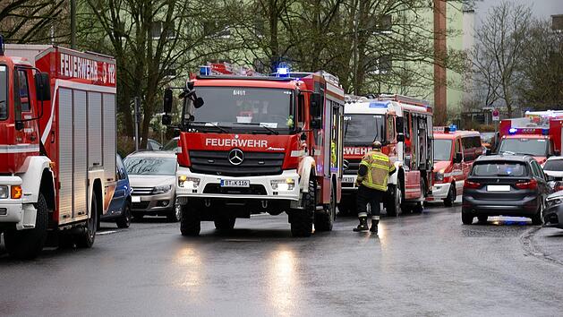 Feuerwehr Bayreuth rettet hilflose Person - Brand in Mehrfamilienhaus