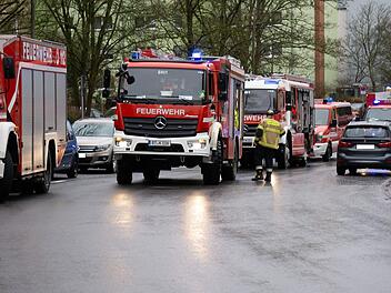Feuerwehr Bayreuth rettet hilflose Person - Brand in Mehrfamilienhaus