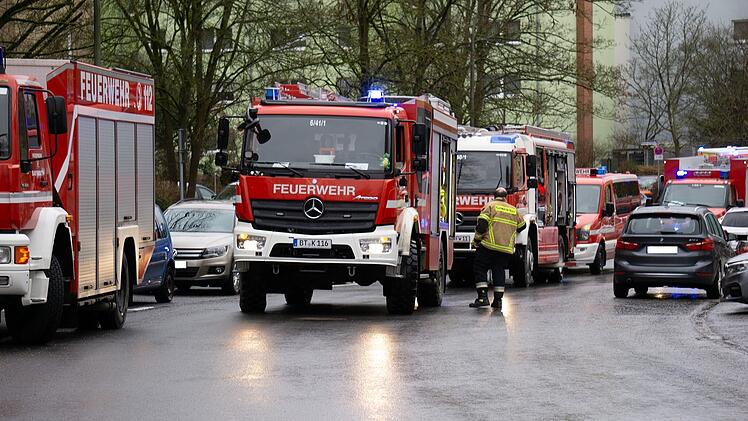 Feuerwehr Bayreuth rettet hilflose Person - Brand in Mehrfamilienhaus