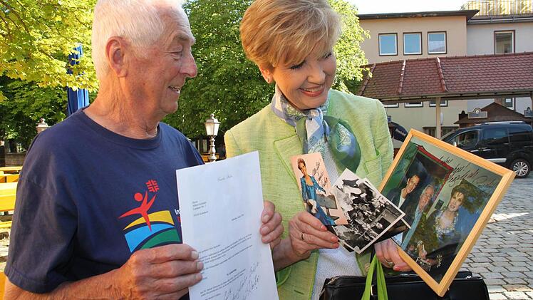 Fred Seehuber ist ein großer Fan von Carolin Reiber. Der 82-jährige Kulmbach zeigte seinem Idol ein Foto, auf dem er mit ihr zu sehen ist. Gemeinsam schwelgt man in alten Erinnerungen. Foto: Stephan Stöckel.