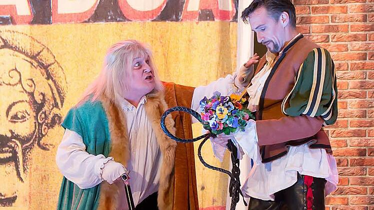 Claus J. Frankl (links) als Signor Baptista in einer Szene von "Kiss Me, Kate". Rechts: Dirk Mestmacher als Petruchio.Foto: Albert Höchstädter