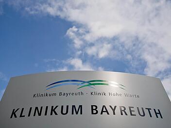 Das Klinikum in Bayreuth hat den Leiter der Intensivstation, Prof. Martin Höher, mit sofortiger Wirkung von seine Aufgaben entbunden worden. Foto: Daniel Karmann/dpa