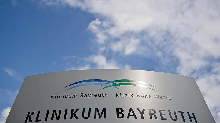 Das Klinikum in Bayreuth hat den Leiter der Intensivstation, Prof. Martin Höher, mit sofortiger Wirkung von seine Aufgaben entbunden worden. Foto: Daniel Karmann/dpa